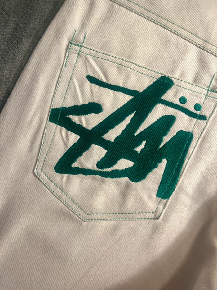 Short/Jort Stussy White Embroidered Green Forest Big Logo Back – Taille L - photo numéro 2
