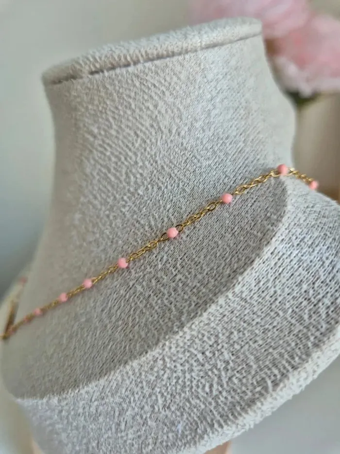 Collier style gigi dorée en acier inoxydable
🌸 perles résines rose clair médaille croix - photo numéro 3