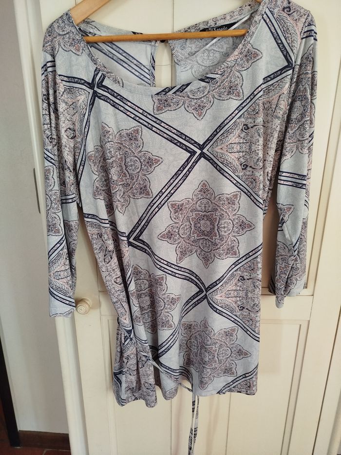 Tunique multi couleur avec fine ceinture