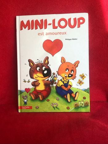 Livre mini loup est amoureux