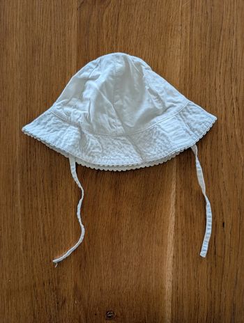 Chapeau 6-9 mois blanc