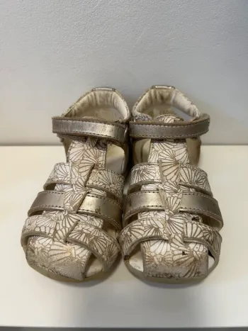 Sandales en cuir dorées et blanches Kickers 23