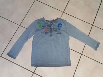 Tee shirt manche longue gris a boutons avec écriture 5 ans