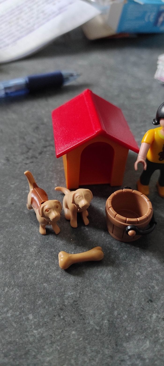 (C81) Playmobil fillette avec chiens et niche - photo numéro 2