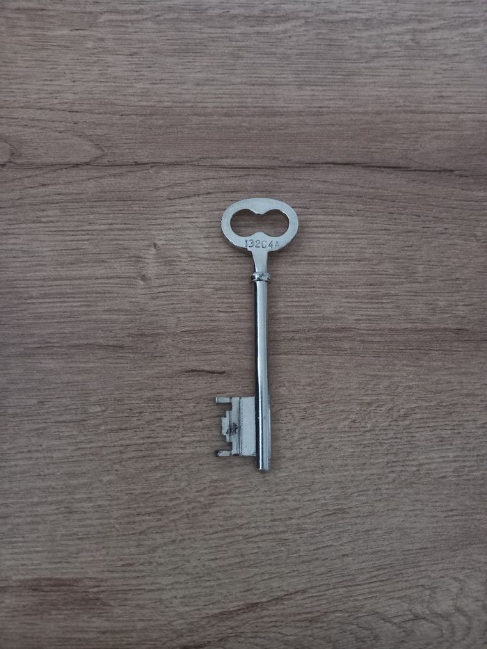 Clé en métal 9,6 cm / 132C4A " - photo numéro 2