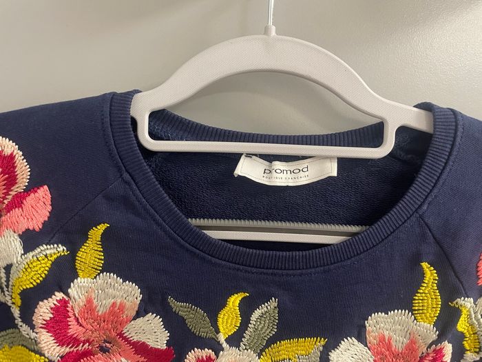 Pull brodé bleu - photo numéro 5