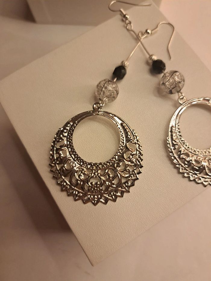 Boucles d'oreilles pendante argenté et noir - photo numéro 4