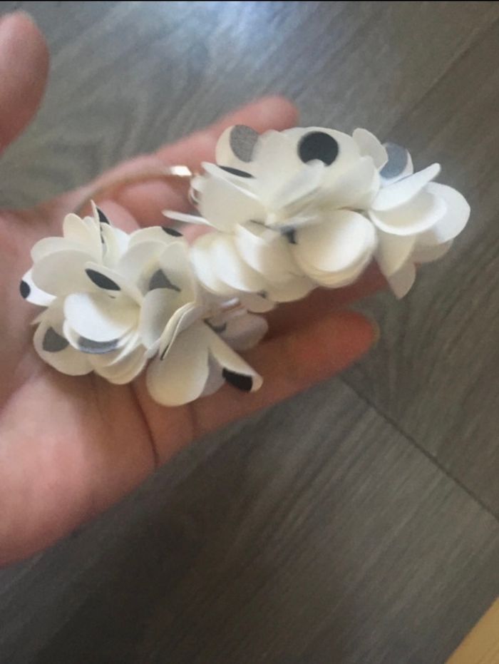 Créoles / Boucles d’oreilles à froufrous NEUVES pour femme couleurs blanc, noir et doré - photo numéro 6
