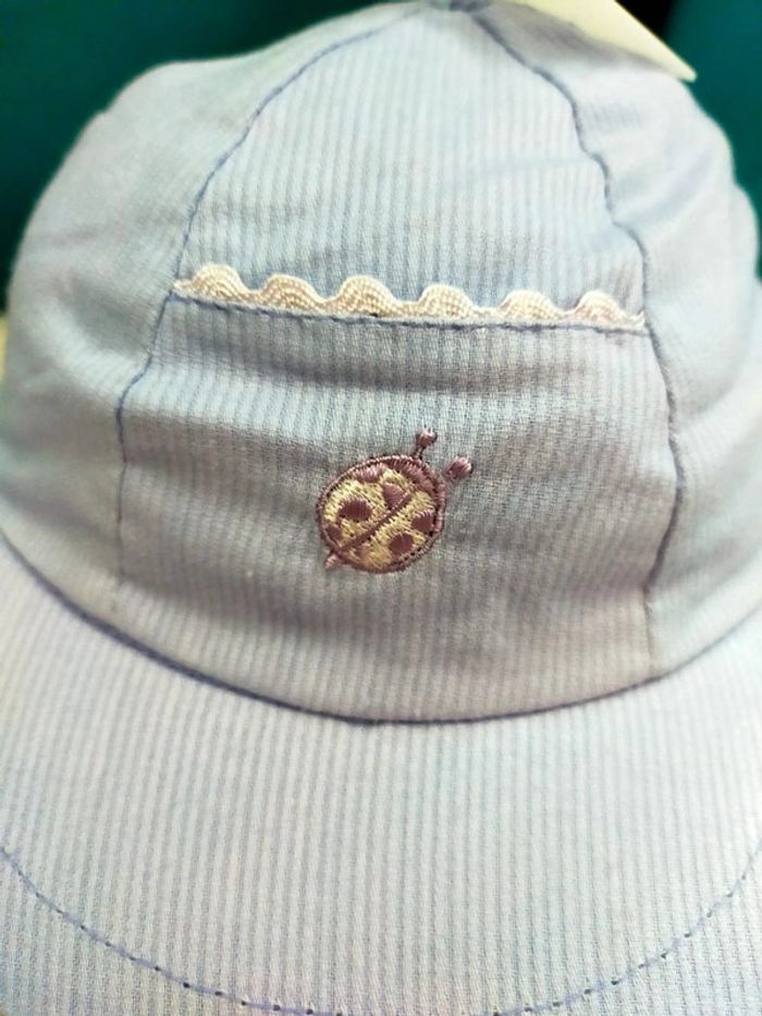 Casquette bébé en velours fin lilas – broderie coccinelle - photo numéro 2