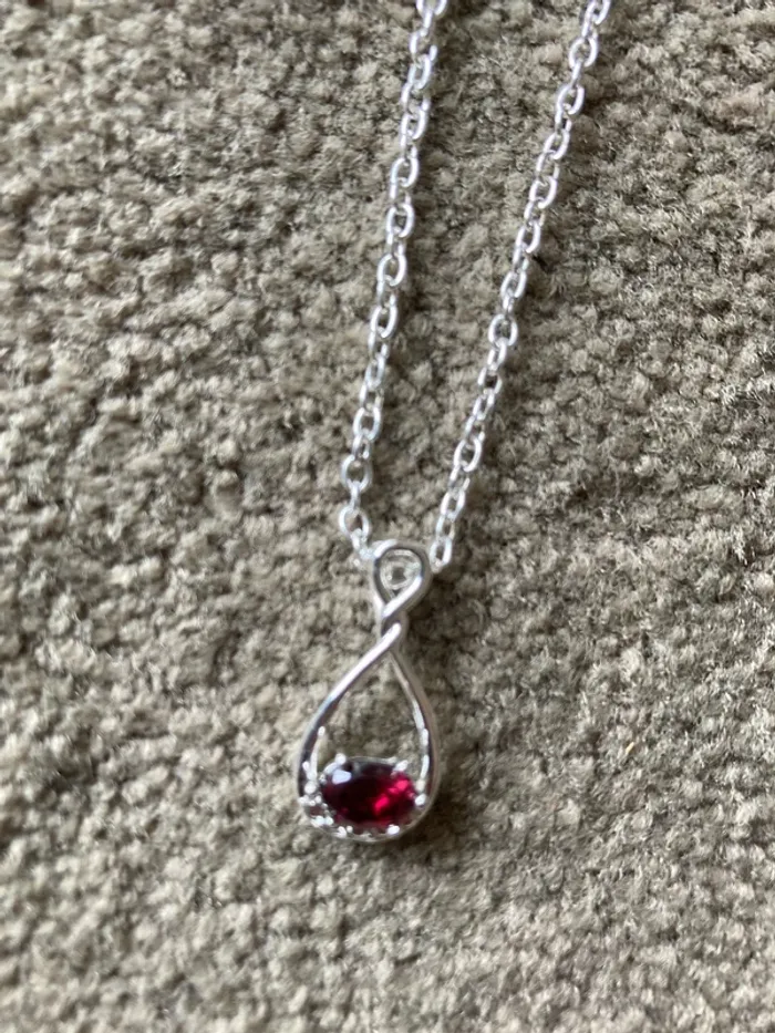 Collier avec pendentif pierre bordeaux - photo numéro 2