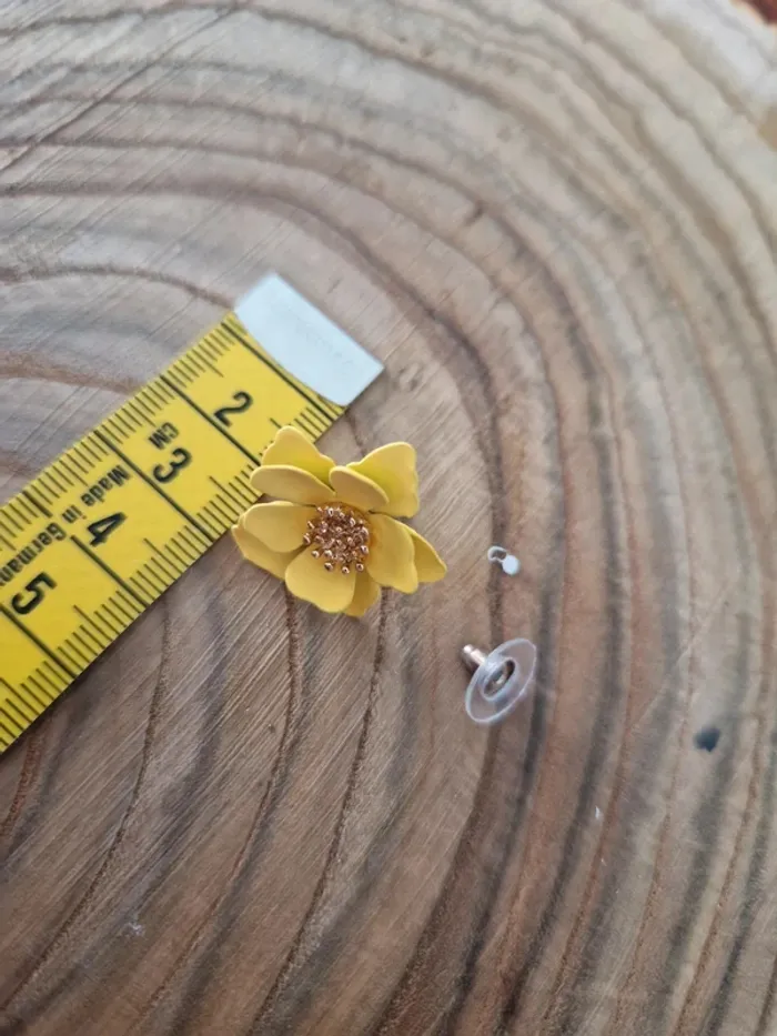 Boucles d'oreilles fantaisies fleurs jaunes en métal - photo numéro 2