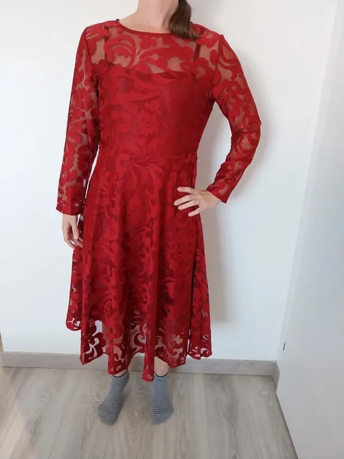 Robe rouge type dentelle - photo numéro 2
