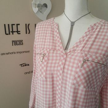 Blouse longue col V imprimée motif vichy rose et blanc vintage