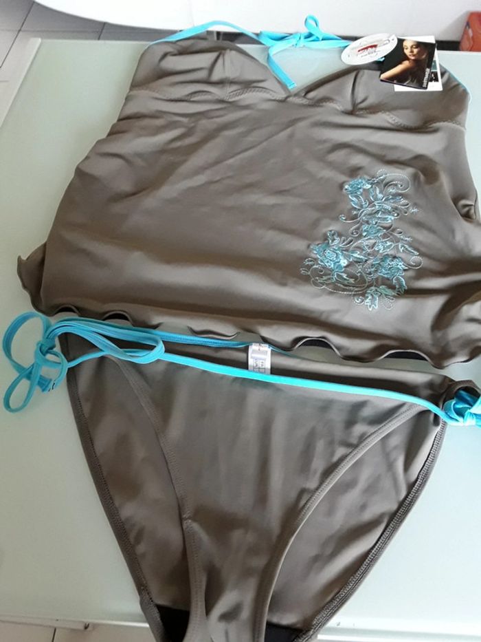 Joli maillot de bain neuf pour femme enceinte