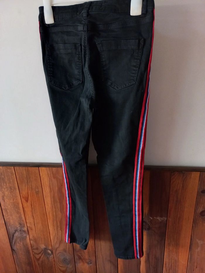 Jeans anthracite avec bandes rouges et bleus - photo numéro 2