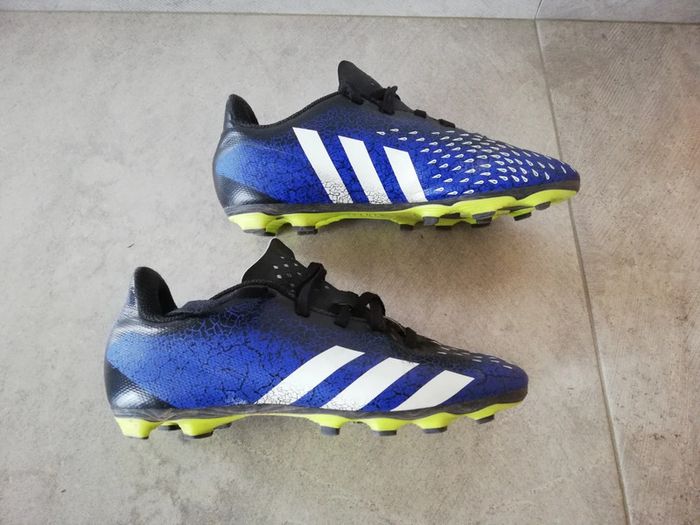 Chaussures de foot type crampons Adidas