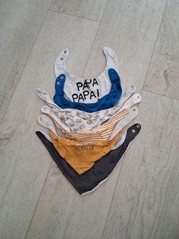 Lot 6 bavoirs bandanas + 2 bavoirs