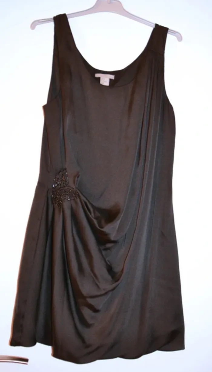 Robe de soirée satinée noire et perles - photo numéro 2