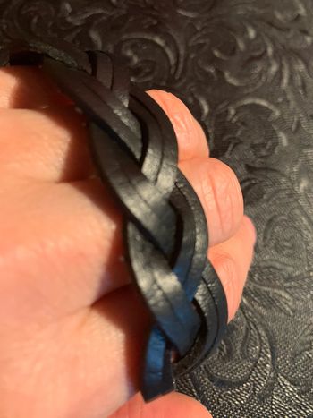 Un bracelet tressé neuf