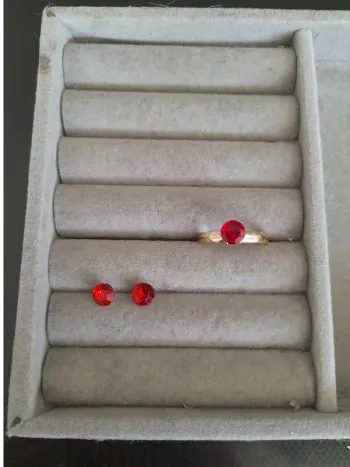 boucle d'oreille et sa bague