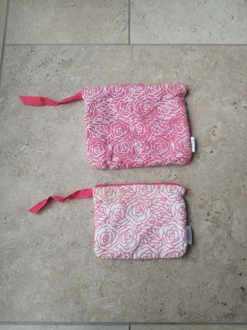 Lot de 2 petites pochettes trousse Uriage motif roses