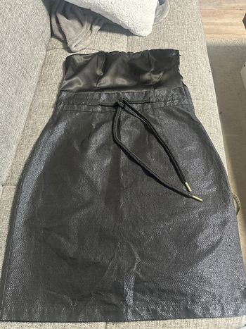 Petite robe noir brillant sexy sans bretelles taille 36