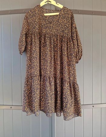 Robe noir volant a imprimé marron