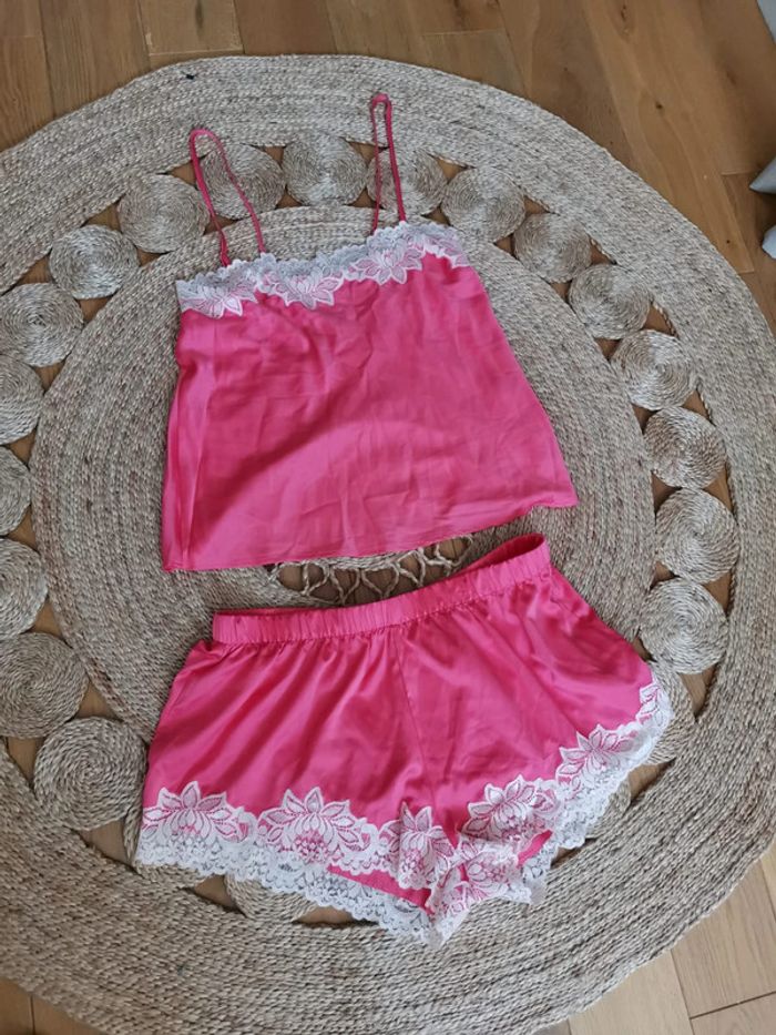 Ensemble lingerie en satin et dentelle - photo numéro 4