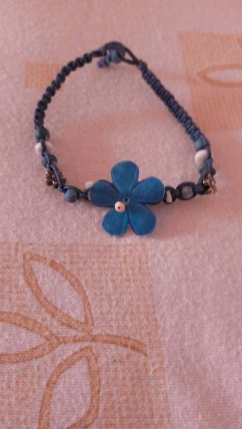 Bracelet bleu avec fleur