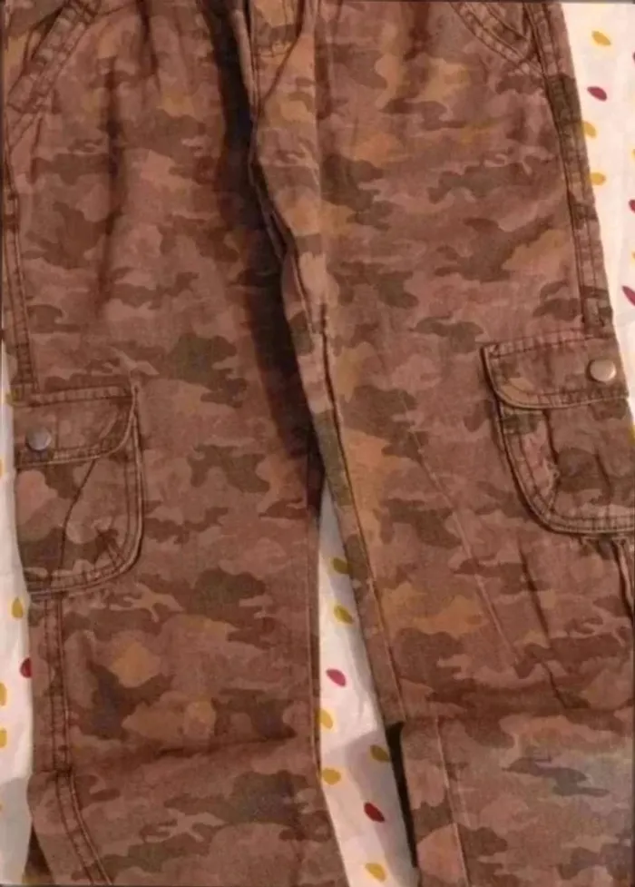 Pantalon  camouflage  très bon  état  9  ans