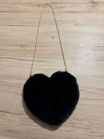 Petit sac à main noir en cœur effet moumoute tout doux avec sa chaînette dorée.  