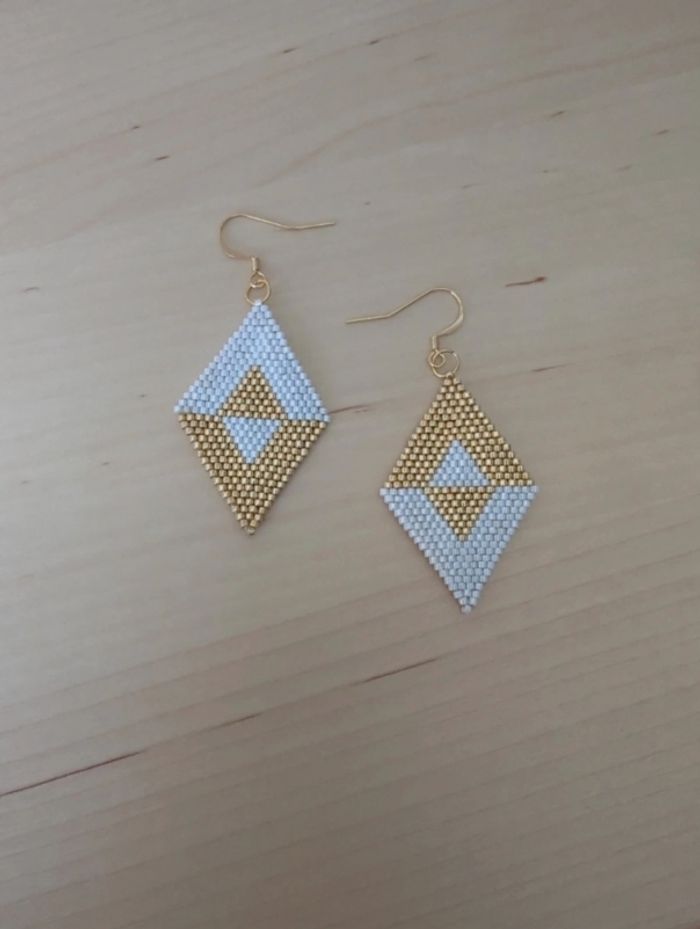 Boucles d'oreilles pendantes / triangles inversés / doré et blanc / tissage / miyuki - photo numéro 3