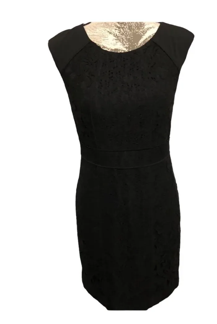 Robe chic noire en dentelle