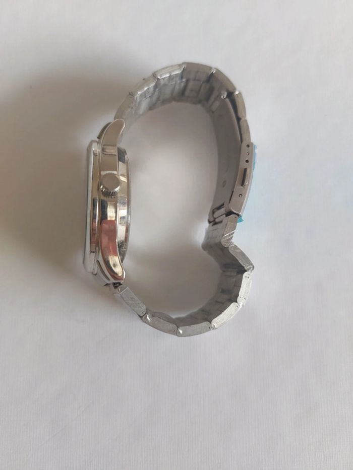 Montre neuf élégante en état - photo numéro 3