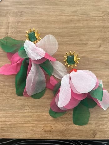 Très grosse paire de boucles d’oreilles tissus