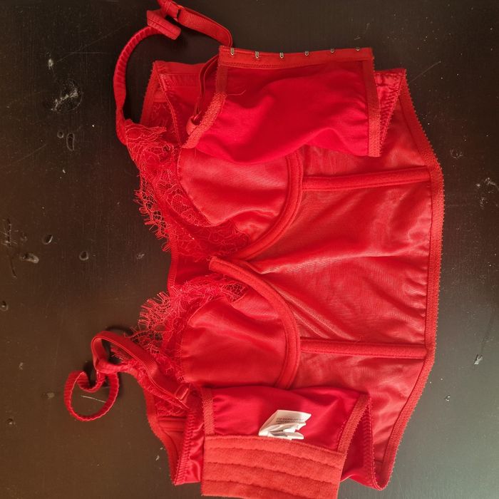 Soutien gorge rouge - photo numéro 4