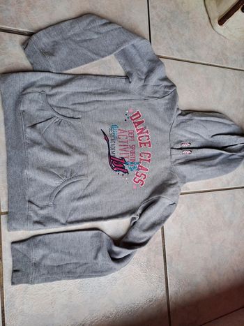 Sweat à capuche gris taille 10 ans