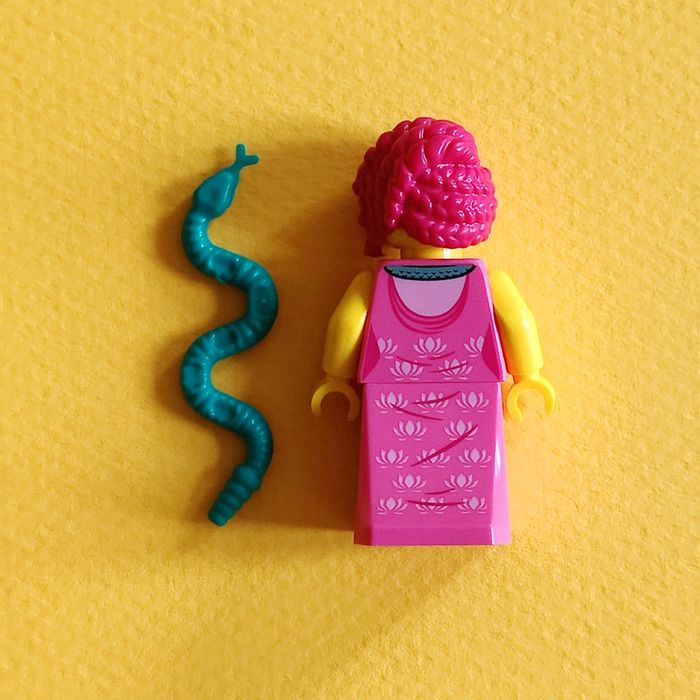 Femme en robe de St-Valentin LEGO 💜 - Excellent état 🌟 - Envoi rapide🚚💨 - photo numéro 2
