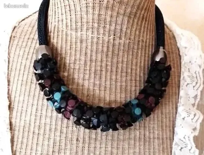 Magnifique Collier en métal  -   noir gris marron bordeaux et vert
