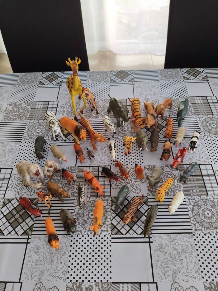 Lot 43 figurines animaux sauvages