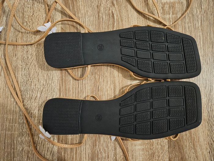 Nu-pieds à lanières avec des papillons 🦋 - photo numéro 3