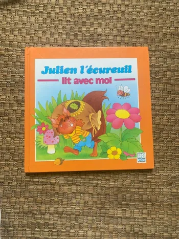 Julien l’écureuil lit avec moi