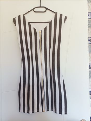 Robe à rayures et épaulettes