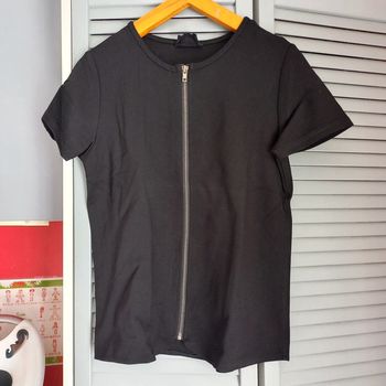 Tee shirt noir avec fermeture