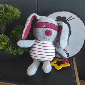 Doudou lapin masqué Activités Tao Tape À L'oeil gris Blanc Rayé rouge masque peluche