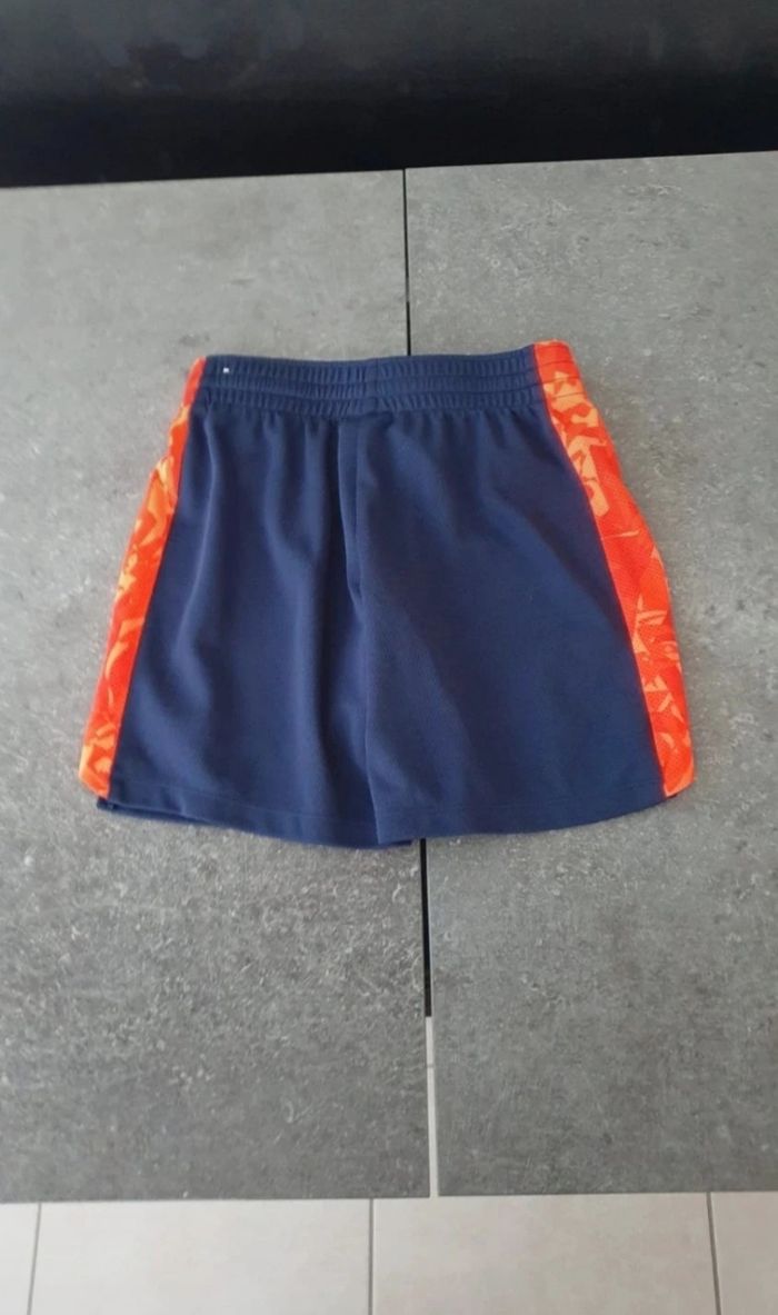 Short bleu marine et orange en 10 ans