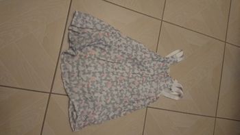 Robe blanche papillons gris et rose