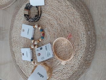 Gros lots de bracelets tendance sous blister