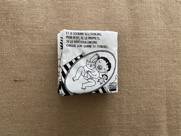 Livre en tissu noir et blanc Je suis heureux que tu sois là Laura Van Bouchout - photo numéro 7