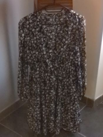 Robe noire fleurie taille 38 neuve
